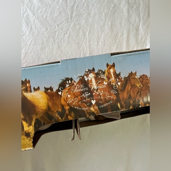 The Pioneer Woman Charlie & Walter Dog Stoneware Salt & Pepper Shaker Set NIB - Picture 3 of 9